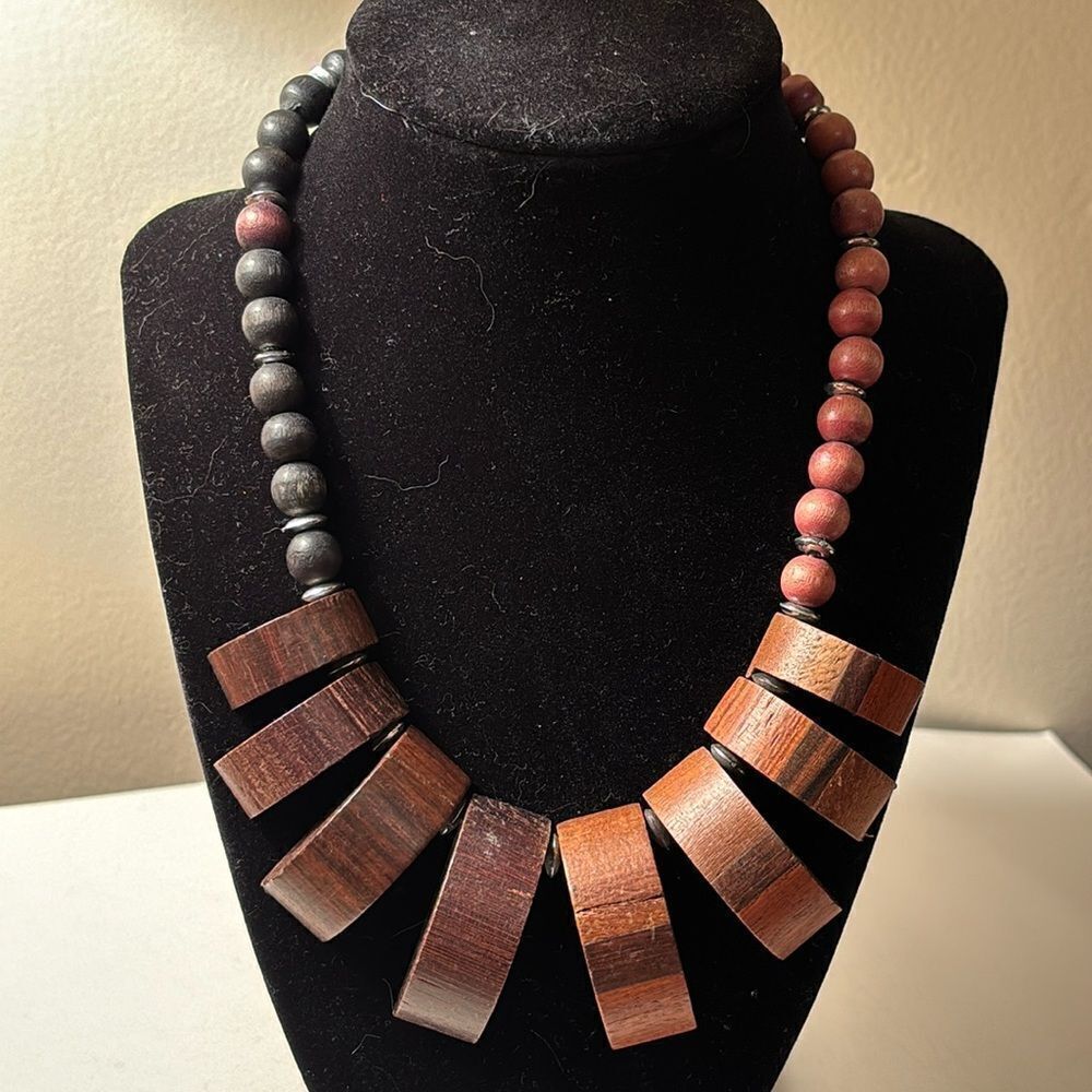 Two tone carved and shaped wooden beaded statement necklace 17-19”